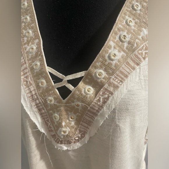 Gimmicks sleeveless v neck gold studded top in small - Picture 2 of 6